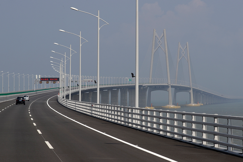 Illustration for article titled China inaugura el puente marítimo más largo del mundo, un monstruo de 55 km y 360.000 toneladas de acero